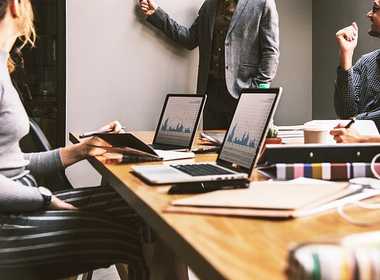 How can coaches & consultants launch a client-ready website with AI in 7 days (Prompts + checklist)