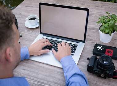 How designers & photographers can build a portfolio website with AI for free (Layouts + prompts)